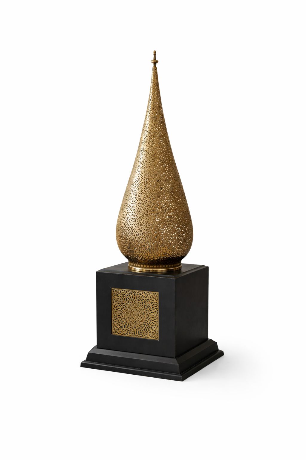 Lantern lampshade with wooden base and engraved copper plates