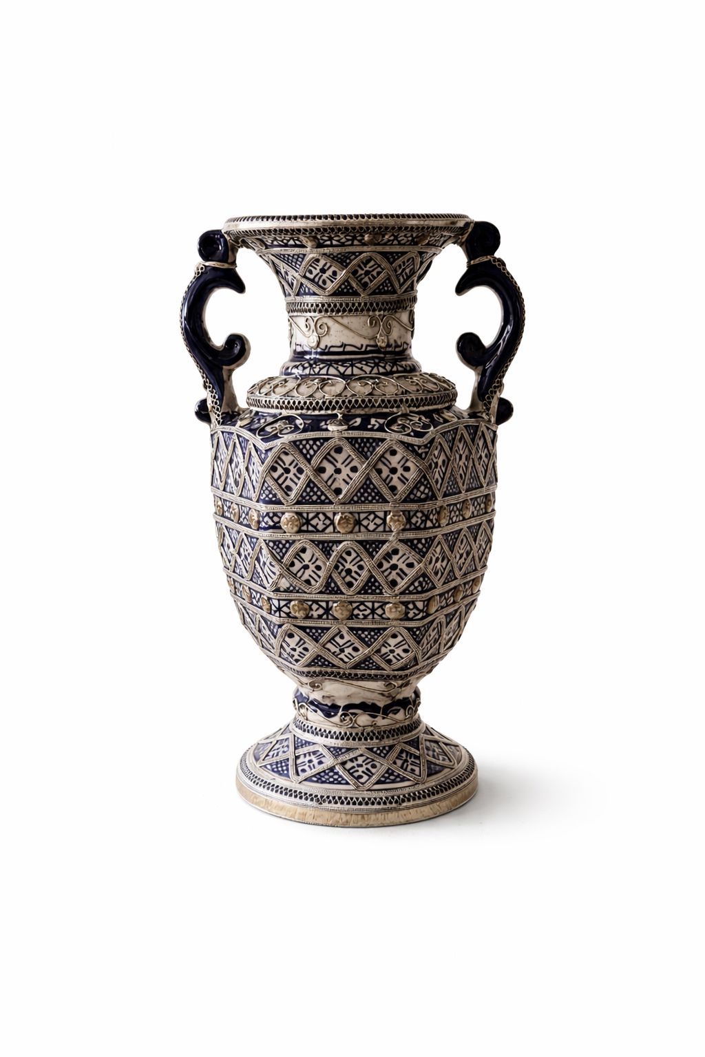 Vase moyen traditionnel en poterie avec fil métallique fait main