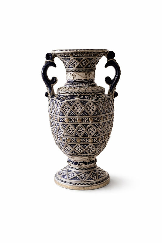 Vase moyen traditionnel en poterie avec fil métallique fait main