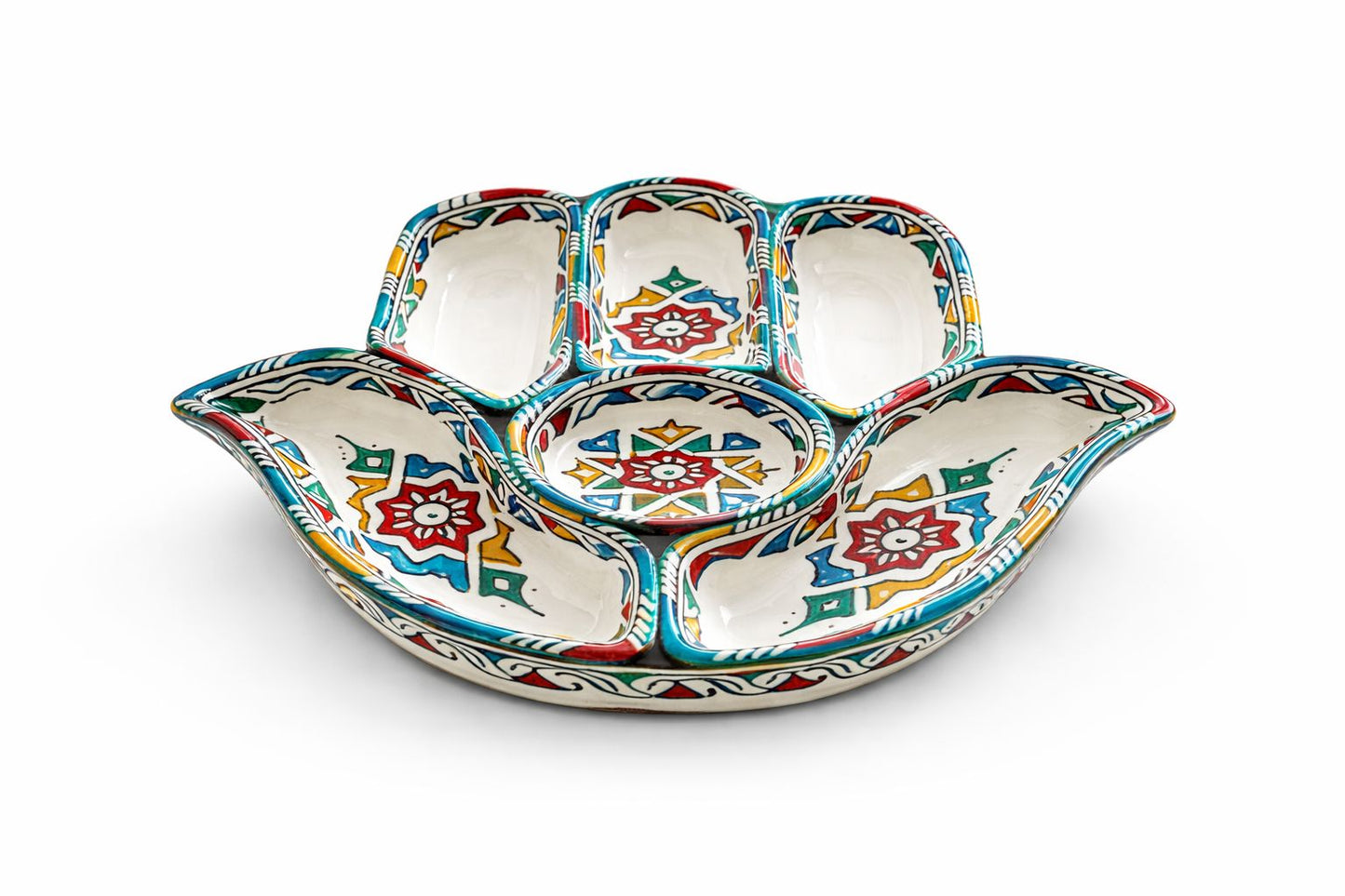 Assiette des épices ou fruits secs traditionnelle en terre cuite faite main